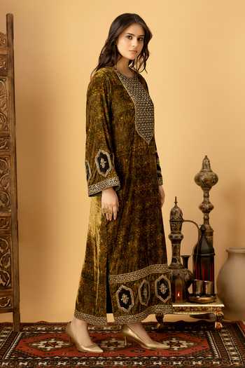Shop Afriya Green Silk, Velvet Round Neck Zar-e-makhmal Long Kaftan Online at Aza Fashions Shop_Afriya_Green Silk, Velvet Round Neck Zar-e-makhmal Long Kaftan _Online_at_Aza_Fashions