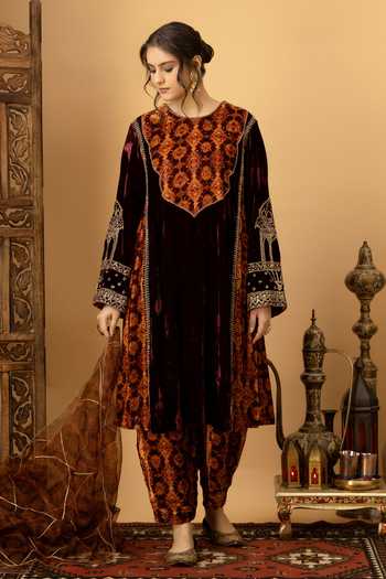 Afriya_Maroon , Velvet, Organza Round Neck Zar-e-makhmal Kali Kurta Set _Online_at_Aza_Fashions