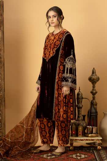 Shop_Afriya_Maroon , Velvet, Organza Round Neck Zar-e-makhmal Kali Kurta Set _Online_at_Aza_Fashions