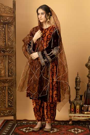 Shop_Afriya_Maroon , Velvet, Organza Round Neck Zar-e-makhmal Kali Kurta Set 