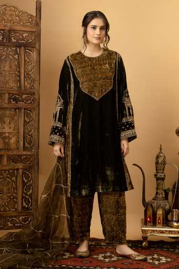 Afriya_Green , Velvet, Organza Round Neck Zar-e-makhmal Kali Kurta Set _Online_at_Aza_Fashions