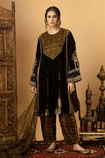 Buy_Afriya_Green , Velvet, Organza Round Neck Zar-e-makhmal Kali Kurta Set _Online_at_Aza_Fashions