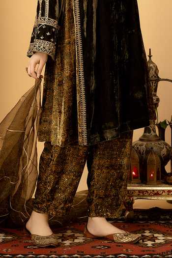 Afriya_Green , Velvet, Organza Round Neck Zar-e-makhmal Kali Kurta Set _at_Aza_Fashions
