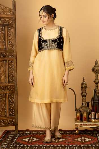 Afriya_Green Silk, Velvet Round Neck Zar-e-makhmal Short Jacket _Online_at_Aza_Fashions