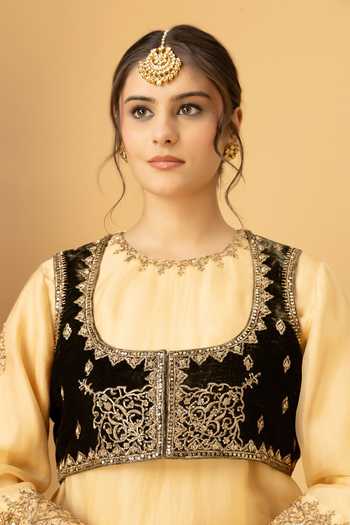 Afriya_Green Silk, Velvet Round Neck Zar-e-makhmal Short Jacket _at_Aza_Fashions