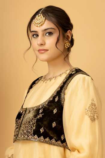 Shop_Afriya_Green Silk, Velvet Round Neck Zar-e-makhmal Short Jacket 