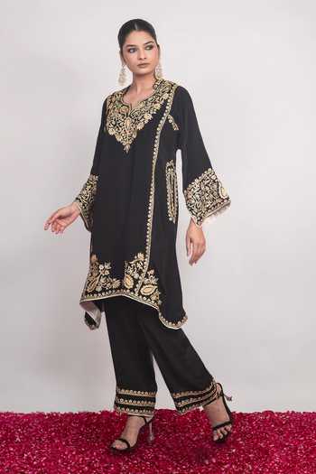 Daljit Sudan Black Crepe V-neck, Yes Embroidered Pheran Kurta And Pant Set Online at Aza Fashions Daljit Sudan_Black Crepe V-neck, Yes Embroidered Pheran Kurta And Pant Set _Online_at_Aza_Fashions
