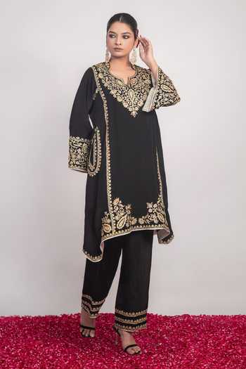 Shop Daljit Sudan Black Crepe V-neck, Yes Embroidered Pheran Kurta And Pant Set Online at Aza Fashions Shop_Daljit Sudan_Black Crepe V-neck, Yes Embroidered Pheran Kurta And Pant Set _Online_at_Aza_Fashions