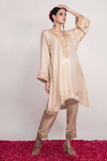 Daljit Sudan Gold Satin, Tissue V-neck, Yes Embroidered Pheran Kurta And Pant Set at Aza Fashions Daljit Sudan_Gold Satin, Tissue V-neck, Yes Embroidered Pheran Kurta And Pant Set _at_Aza_Fashions