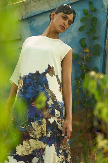 Buy Amka Blue Crepe Round Neck Ozran Flowy Kaftan Online at Aza Fashions Buy_Amka_Blue Crepe Round Neck Ozran Flowy Kaftan _Online_at_Aza_Fashions