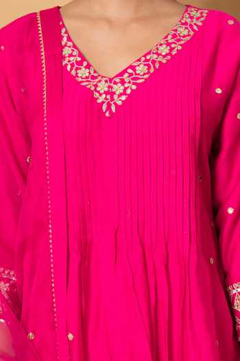 Shop Kameez Magenta Chanderi, Cotton, Organza V-neck, Yes Gota Patti Kurta Set Online at Aza Fashions Shop_Kameez_Magenta Chanderi, Cotton, Organza V-neck, Yes Gota Patti Kurta Set _Online_at_Aza_Fashions
