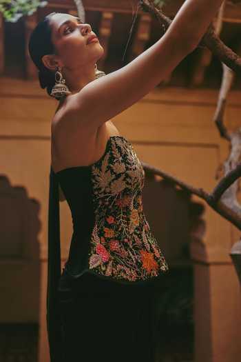 Label Moni K Black Organza, Lycra Embroidery One Mahira Draped Saree With Peplum Top Online at Aza Fashions Label Moni K_Black Organza, Lycra Embroidery One Mahira Draped Saree With Peplum Top _Online_at_Aza_Fashions