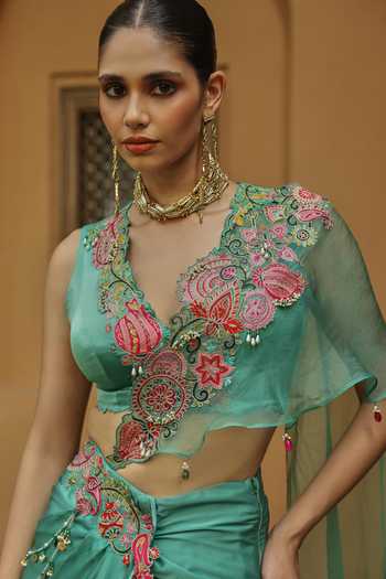 Label Moni K Green Organza, Satin V-neck Maira Paisley Embroidered Pre-draped Saree Set Online at Aza Fashions Label Moni K_Green Organza, Satin V-neck Maira Paisley Embroidered Pre-draped Saree Set _Online_at_Aza_Fashions