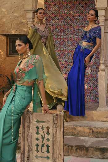 Label Moni K Green Organza, Satin V-neck Maira Paisley Embroidered Pre-draped Saree Set at Aza Fashions Label Moni K_Green Organza, Satin V-neck Maira Paisley Embroidered Pre-draped Saree Set _at_Aza_Fashions