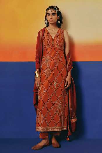 Warra Floral Embroidered Kurta Set 