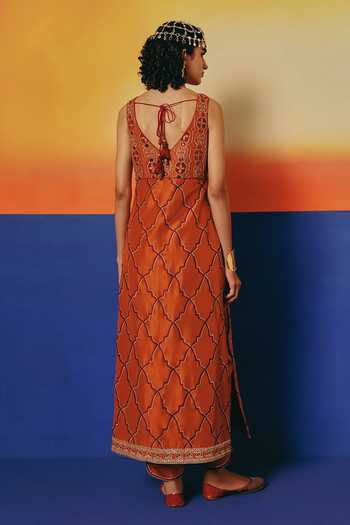 Warra Floral Embroidered Kurta Set 