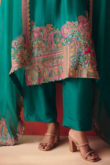 Shop_Mrunalini Rao_Green Silk, Organza V-neck Saanvi Embroidered Kurta Set _Online_at_Aza_Fashions