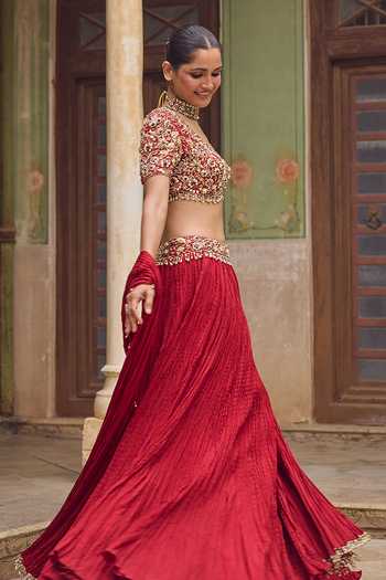 Tamanna Punjabi Kapoor_Red Silk V-neck Saba Crushed Embroidered Lehenga Set _Online_at_Aza_Fashions