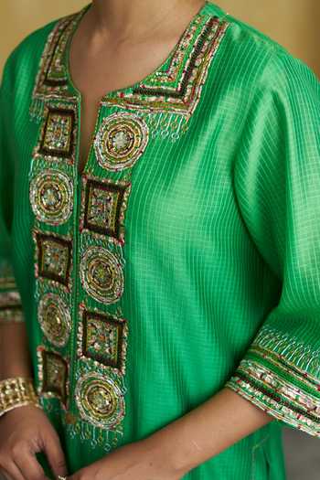 Shop Vaaya Green Silk, Organza, Chanderi Split V-neck Embroidered Kurta Set Online at Aza Fashions Shop_Vaaya_Green Silk, Organza, Chanderi Split V-neck Embroidered Kurta Set _Online_at_Aza_Fashions