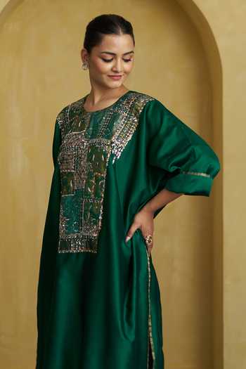 Vaaya_Emerald Green Silk, Chanderi Round Neck, Yes Handwoven Kurta And Pant Set _at_Aza_Fashions
