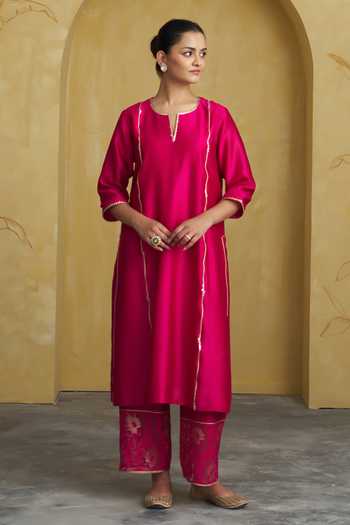 Vaaya Pink Silk, Chanderi Split V-neck, Yes Handwoven Kurta Set Online at Aza Fashions Vaaya_Pink Silk, Chanderi Split V-neck, Yes Handwoven Kurta Set _Online_at_Aza_Fashions