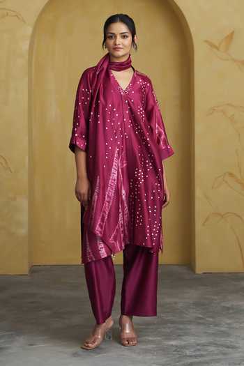 Vaaya_Wine Silk, Chanderi V-neck, Yes Shibori Handwoven Kurta And Pant Set _at_Aza_Fashions