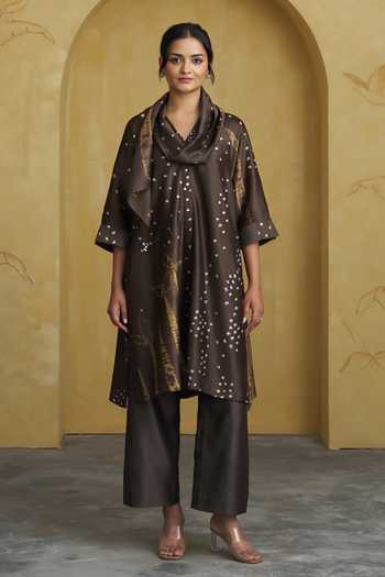 Buy_Vaaya_Olive Green Silk, Chanderi V-neck, Yes Handwoven Kurta And Pant Set _Online_at_Aza_Fashions