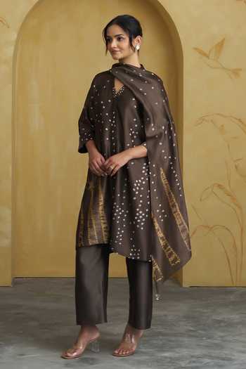 Vaaya_Olive Green Silk, Chanderi V-neck, Yes Handwoven Kurta And Pant Set _at_Aza_Fashions
