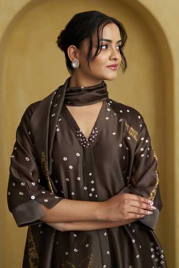 Buy_Vaaya_Olive Green Silk, Chanderi V-neck, Yes Handwoven Kurta And Pant Set 