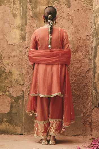 Ajiesh Oberoi Meethi Thread Embroidered Kurta Set