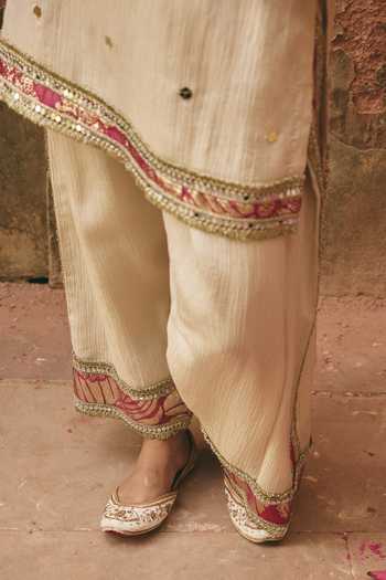 Ajiesh Oberoi Ivory Organza, Tissue, Crinkle Keyhole Sajni Embroidered Straight Kurta Set Online at Aza Fashions Ajiesh Oberoi_Ivory Organza, Tissue, Crinkle Keyhole Sajni Embroidered Straight Kurta Set _Online_at_Aza_Fashions