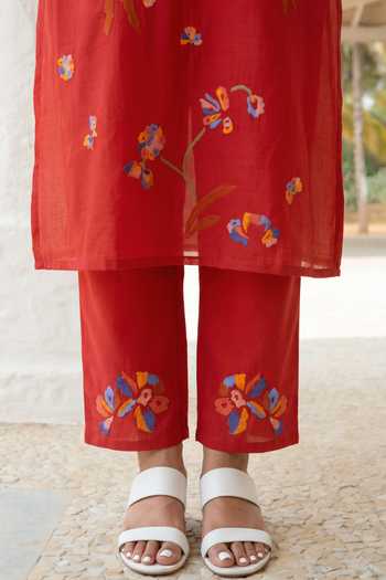 Am By Anita Mittal_Red Chanderi Round Neck Aab Thread Embroidered Kurta Set _Online_at_Aza_Fashions