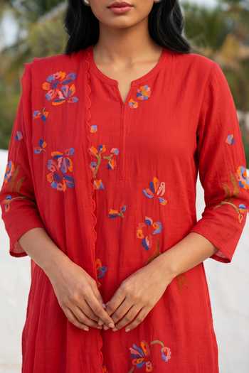 Buy_Am By Anita Mittal_Red Chanderi Round Neck Aab Thread Embroidered Kurta Set _Online_at_Aza_Fashions
