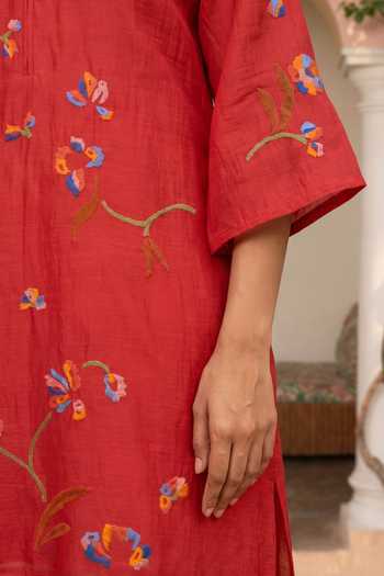 Shop_Am By Anita Mittal_Red Chanderi Round Neck Aab Thread Embroidered Kurta Set _Online_at_Aza_Fashions