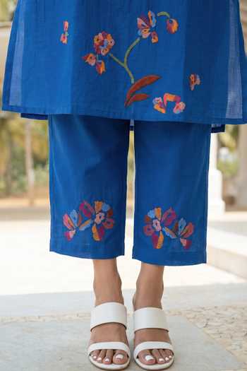 Am By Anita Mittal_Blue Chanderi Split V-neck Aab Thread Embroidered Kurta Set _Online_at_Aza_Fashions