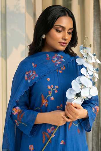 Buy_Am By Anita Mittal_Blue Chanderi Split V-neck Aab Thread Embroidered Kurta Set _Online_at_Aza_Fashions