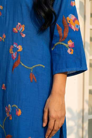 Shop_Am By Anita Mittal_Blue Chanderi Split V-neck Aab Thread Embroidered Kurta Set _Online_at_Aza_Fashions