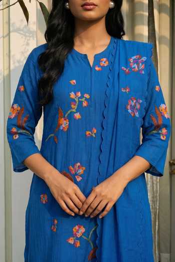 Am By Anita Mittal_Blue Chanderi Split V-neck Aab Thread Embroidered Kurta Set _at_Aza_Fashions