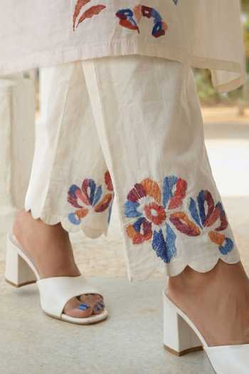 Am By Anita Mittal_Off White Chanderi Split V-neck Aab Thread Embroidered Kurta Set _Online_at_Aza_Fashions