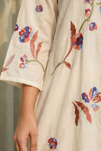 Buy_Am By Anita Mittal_Off White Chanderi Split V-neck Aab Thread Embroidered Kurta Set _Online_at_Aza_Fashions
