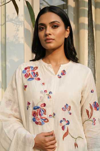Shop_Am By Anita Mittal_Off White Chanderi Split V-neck Aab Thread Embroidered Kurta Set _Online_at_Aza_Fashions