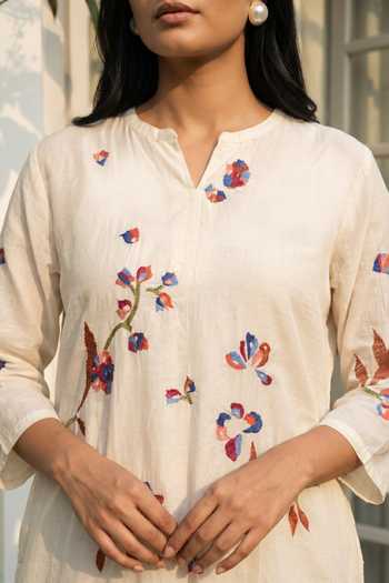 Am By Anita Mittal_Off White Chanderi Split V-neck Aab Thread Embroidered Kurta Set _at_Aza_Fashions