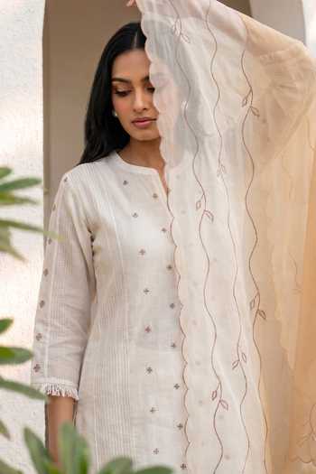 Am By Anita Mittal_White Chanderi Split V-neck, Yes Embroidered Kurta Set _Online_at_Aza_Fashions