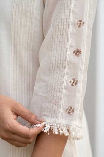 Buy_Am By Anita Mittal_White Chanderi Split V-neck, Yes Embroidered Kurta Set _Online_at_Aza_Fashions