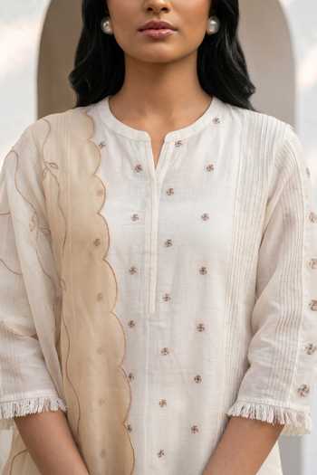 Am By Anita Mittal_White Chanderi Split V-neck, Yes Embroidered Kurta Set _at_Aza_Fashions
