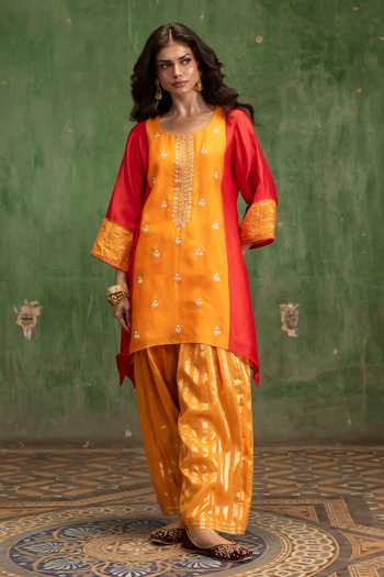Am By Anita Mittal_Yellow Silk, Chanderi Scoop Neck, Yes Guldaasta Kurta And Pant Set _Online_at_Aza_Fashions