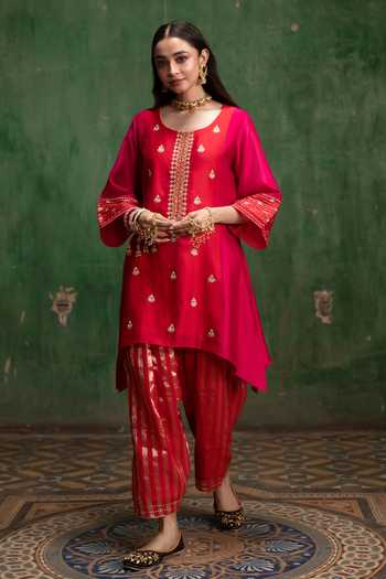 Am By Anita Mittal_Red Silk, Chanderi Round Neck Guldaasta Kurta And Pant Set _Online_at_Aza_Fashions