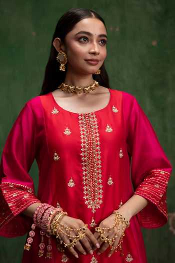 Am By Anita Mittal_Red Silk, Chanderi Round Neck Guldaasta Kurta And Pant Set _at_Aza_Fashions