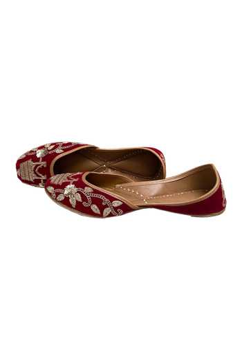 Kurrbat Jharokha Floral Embroidered Juttis