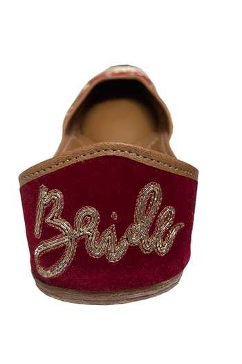 Kurrbat Jharokha Floral Embroidered Juttis
